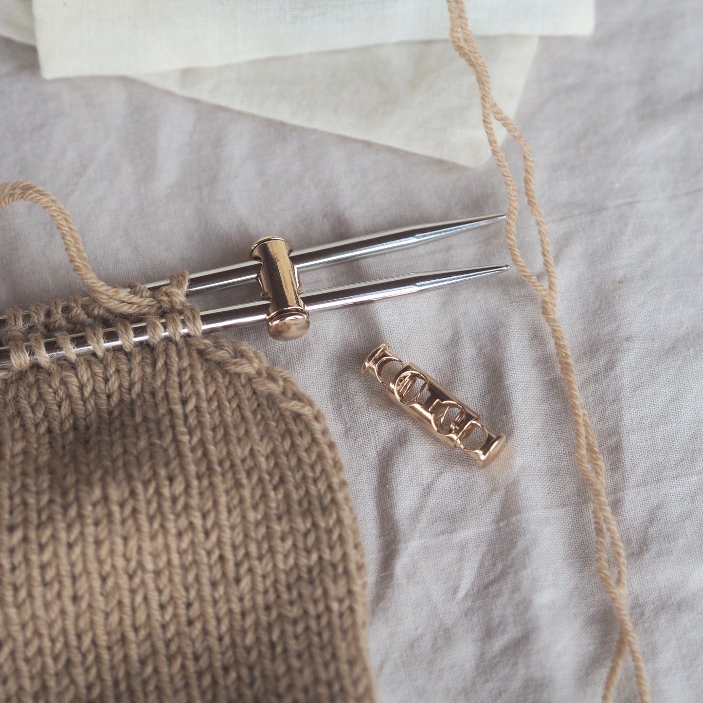 pinnestoppere i gull